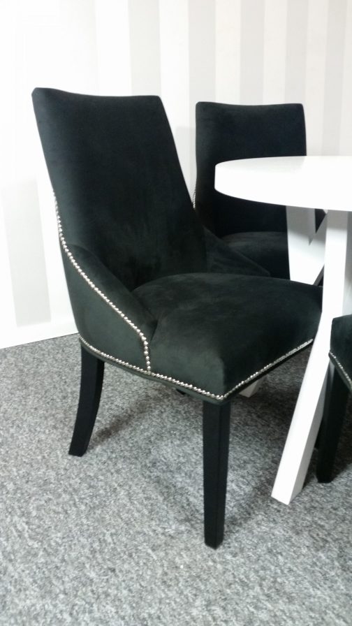 Krzesło tapicerowane z kołatką Bari czarne