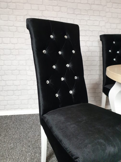 Krzesło tapicerowane z kołatką Valencia pikowane kryształkami czarno-białe