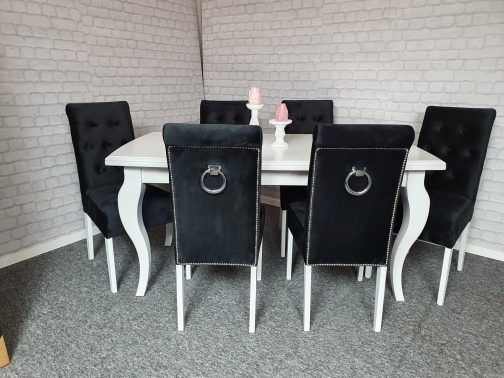 Krzesło tapicerowane z kołatką London pikowane czarne obicie białe nogi stół z krzesłami