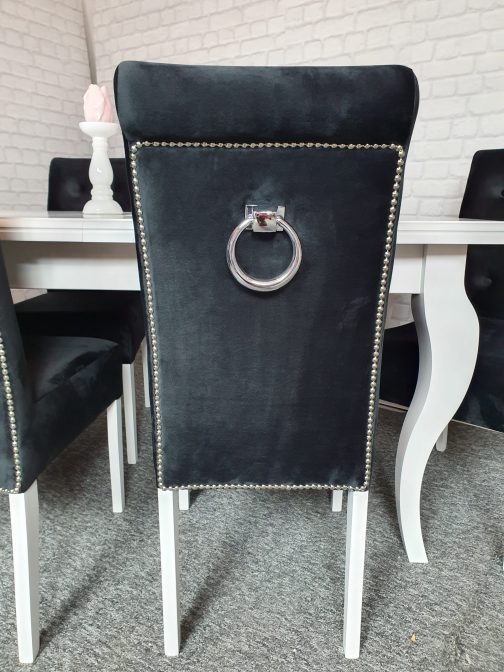 Krzesło tapicerowane z kołatką London pikowane czarne obicie białe nogi