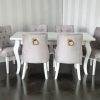 Krzesło tapicerowane z kołatką Bari szara tapicerka białe nogi złota kołatka stół z krzesłami