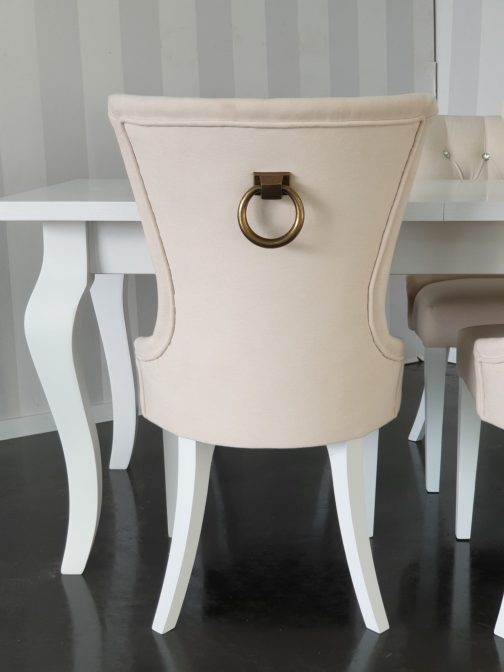 Krzesło tapicerowane z kołatką Dubai pikowane kryształkami beżowe jasne stół z krzesłami