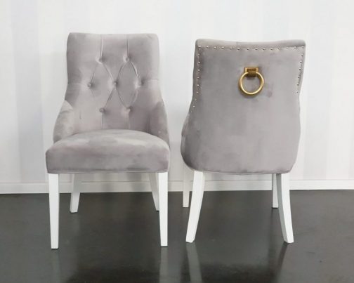 Krzesło tapicerowane z kołatką Bari szara tapicerka białe nogi złota kołatka