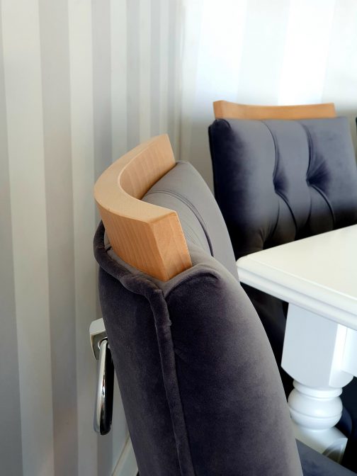 Stół z krzesłami Bari Deska stół biały krzesło tapicerowane z kołatką Bari