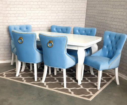 Stół drewniany rozkładany Massimo biały krzesła tapicerowane Monako z kołatką niebieskie błękitne