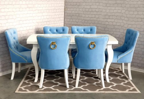 Stół drewniany rozkładany Massimo biały krzesła tapicerowane Monako z kołatką niebieskie błękitne