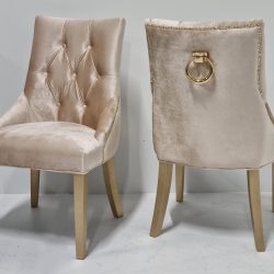 Krzesło tapicerowane Bari pikowane złote nogi złota tkanina złota kołatka