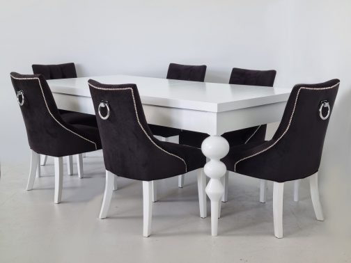 Stół drewniany na nogach toczonych krzesła tapicerowane Bari z kołatką czarne