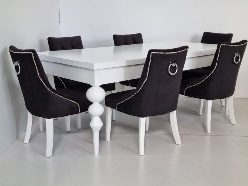 Stół drewniany na nogach toczonych krzesła tapicerowane Bari z kołatką czarne