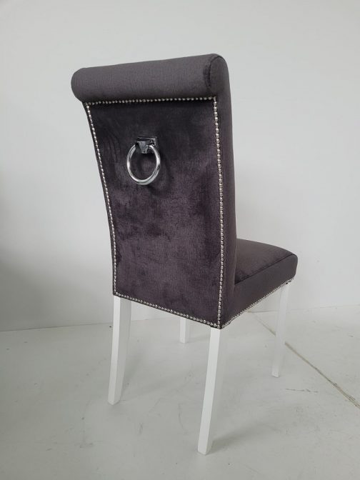 Krzesła tapicerowane z kołatką London