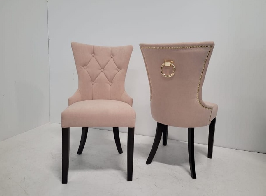 krzesła z kołatką tapicerowane Dubai różowo czarne Meble Tuszkowski