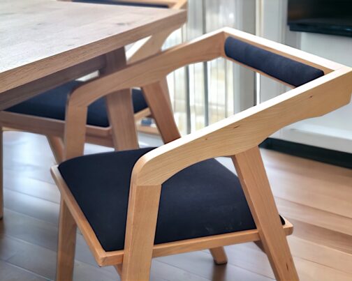 Krzesło z podłokietnikiem drewniane tapicerowane Bergen